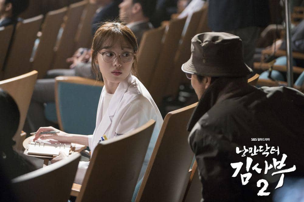 10 Potret Scene Lee Sung Kyung Jadi Dokter di KDrama Dr. Romantic 2