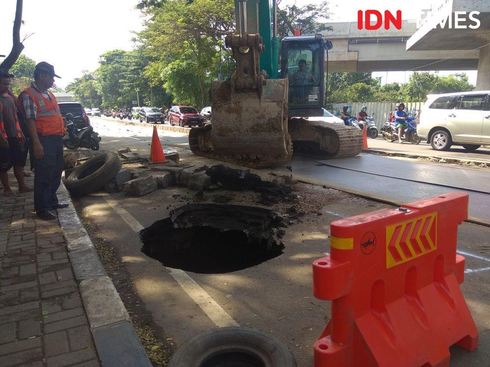 Jalan di Daan Mogot Ambles Seperti Sumur Berdiameter 2,5 Meter