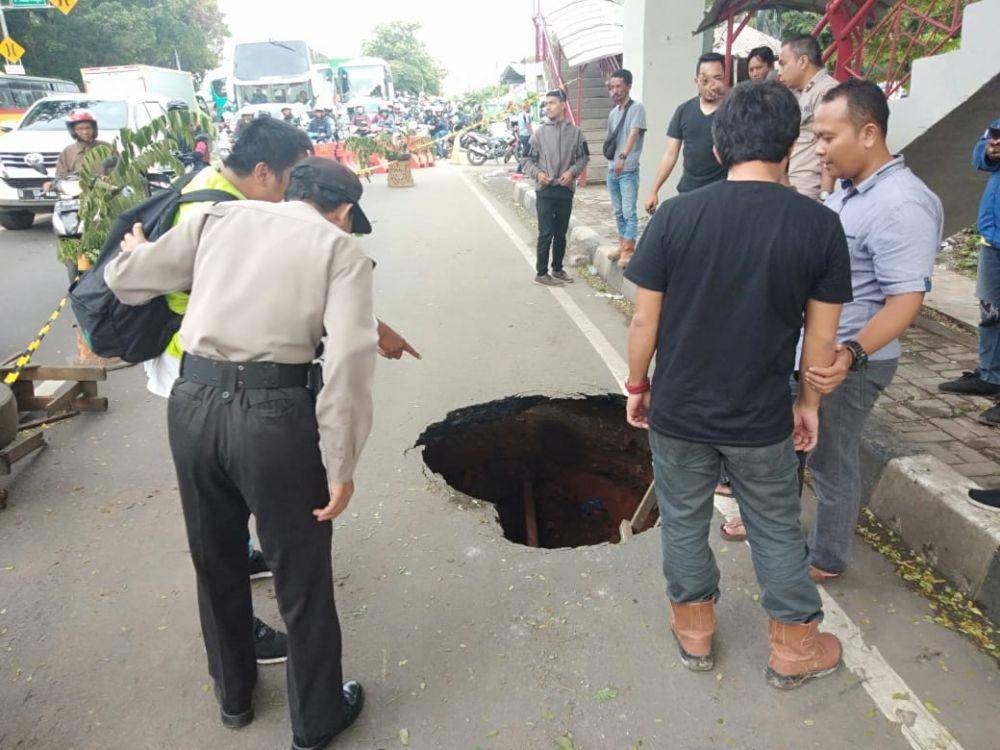Jalan ambles di Daan Mogot, Tangerang, Banten. (Twitter/@RadioElshinta)