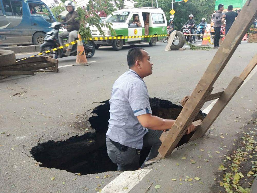 Jalan ambles di Daan Mogot, Tangerang, Banten. (Twitter/@RadioElshinta)
