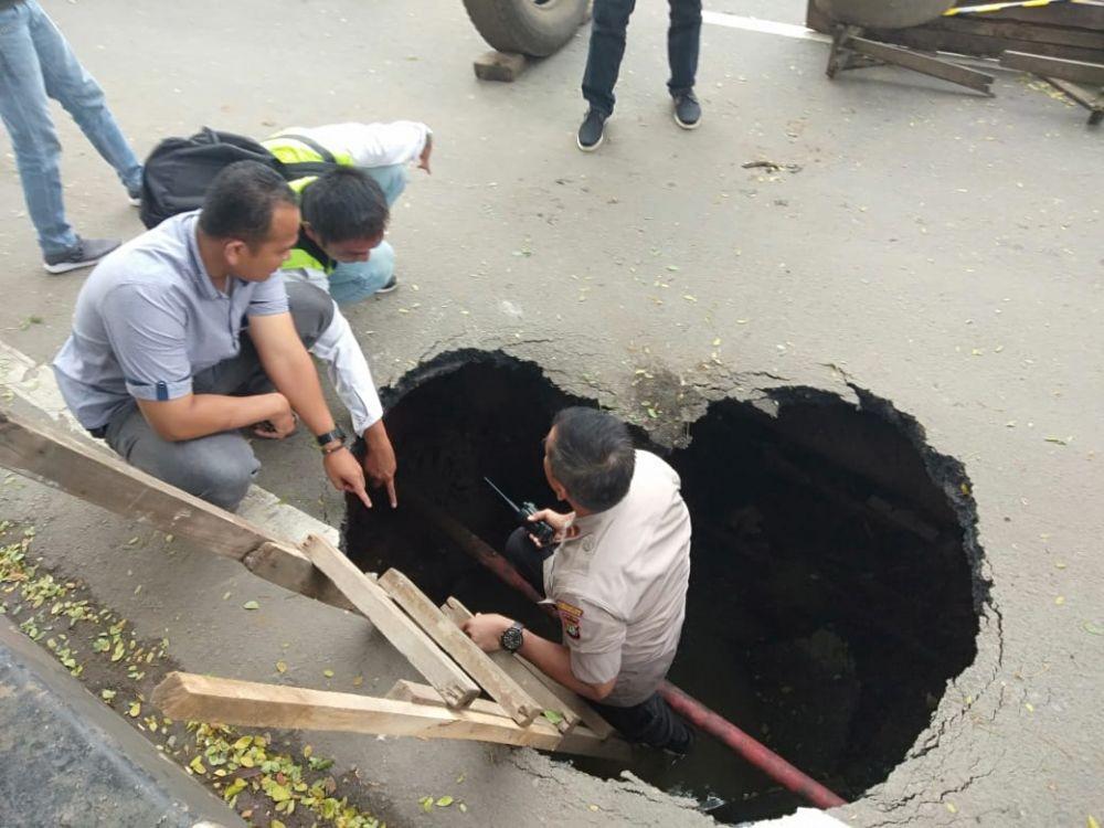 Jalan di Daan Mogot Ambles Sedalam 2,5 Meter Akibat Hujan Deras