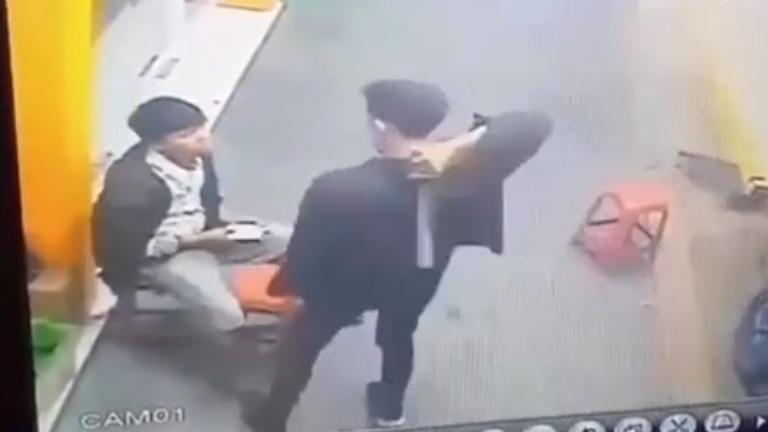 Perampokan Terekam CCTV, Penjual Roti Bakar Diancam Golok