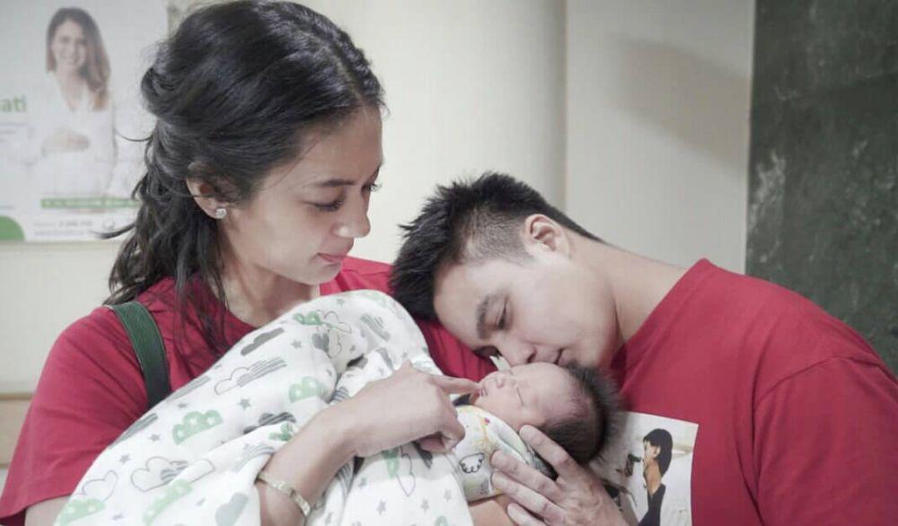 Resmi Jadi Orang Tua, 10 Potret Baim dan Paula Momong Baby Kiano
