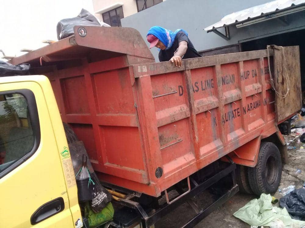 Sampah di TPS Menumpuk, Pemkab Karawang Malah Angkut Sampah di Mal