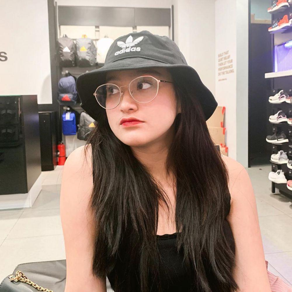 10 Gaya Mitch and Match Outfit Monokrom ala Salshabilla Adriani