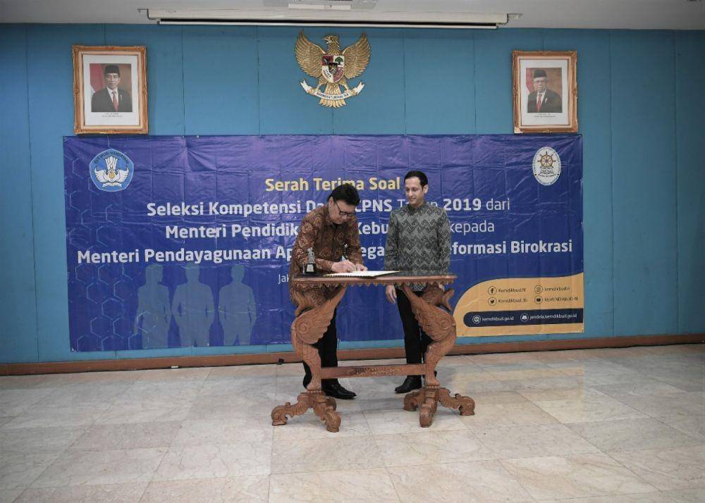 Serah terima soal SKD CPNS 2019 dari Kemendikbud kepasa KemenPAN-RB (Dok. Biro Komunikasi dan Layanan Masyarakat Kementerian Pendidikan dan Kebudayaan)
