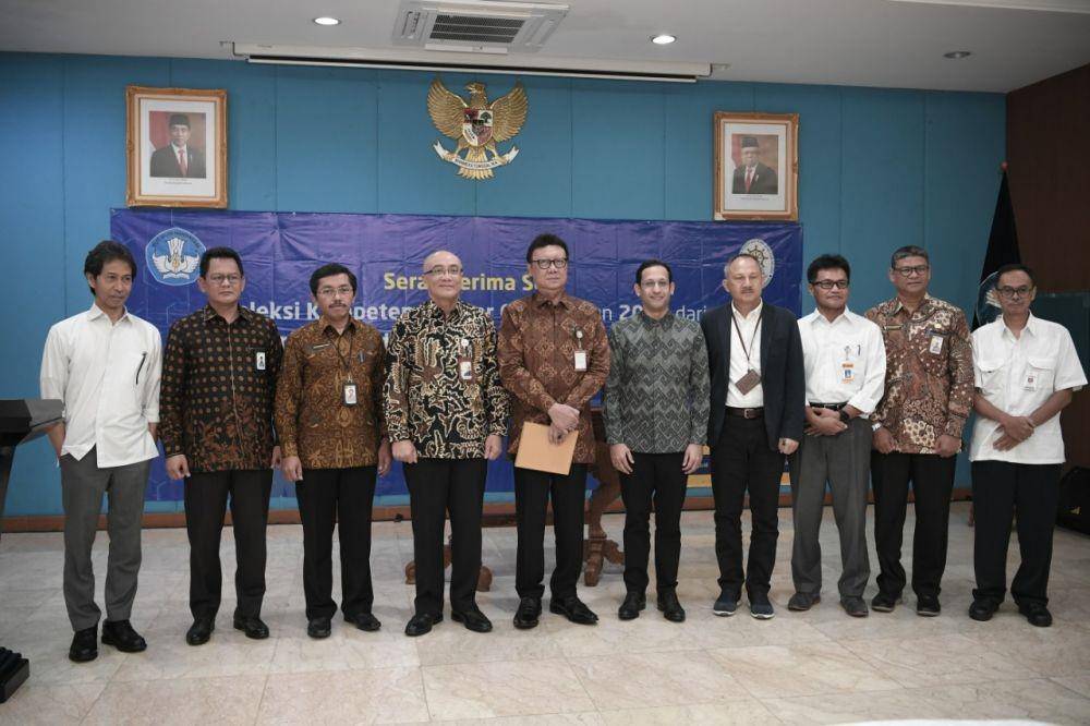 Serah terima soal SKD CPNS 2019 dari Kemendikbud kepada KemenPAN-RB. (Dok. Biro Komunikasi dan Layanan Masyarakat Kementerian Pendidikan dan Kebudayaan)