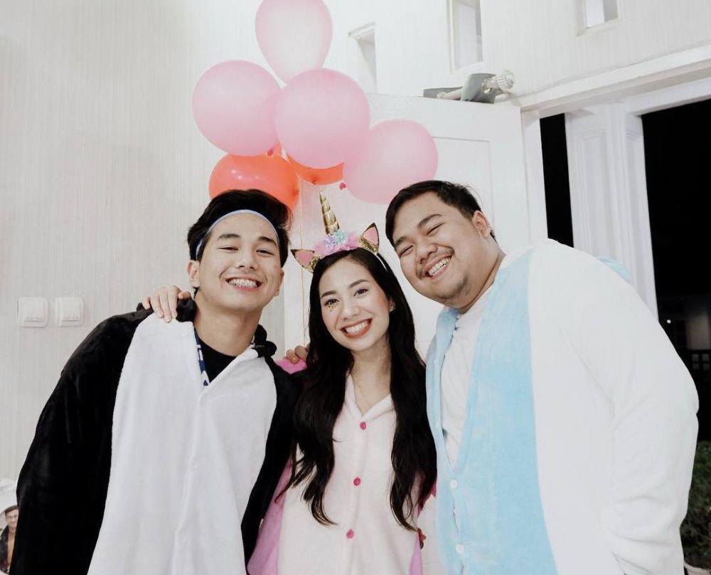 10 Potret Kebersamaan Beauty Vlogger Abel Cantika dan Adik-Adiknya