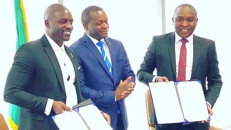 Rapper Amerika Serikat keturunan Senegal, Akon, menandatangani kesepakatan pengembangan AKON CITY di Senegal pada 13 Januari 2020. instagram.com/akon