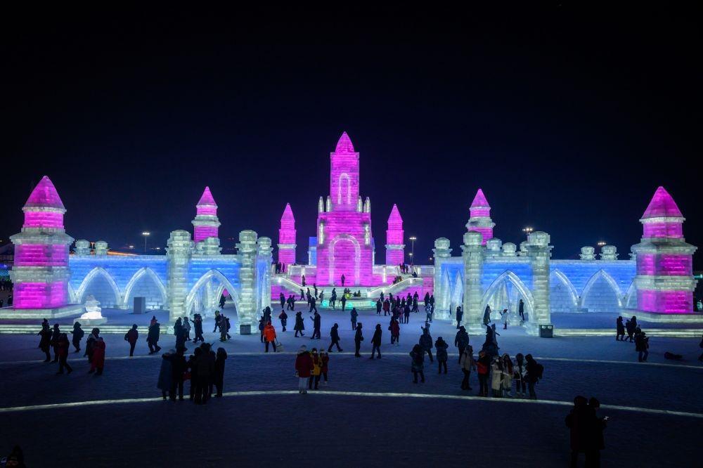 Festival Es dan Salju Terbesar Dunia di Harbin Tiongkok, Keren Abis!