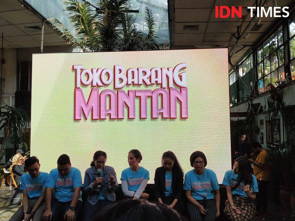 (pegang mic) Viva Westi selaku sutradara dalam Press Conference film Tokoh Barang Mantan di Jakarta. 14 Januari 2020. IDN Times/Nadia Umara