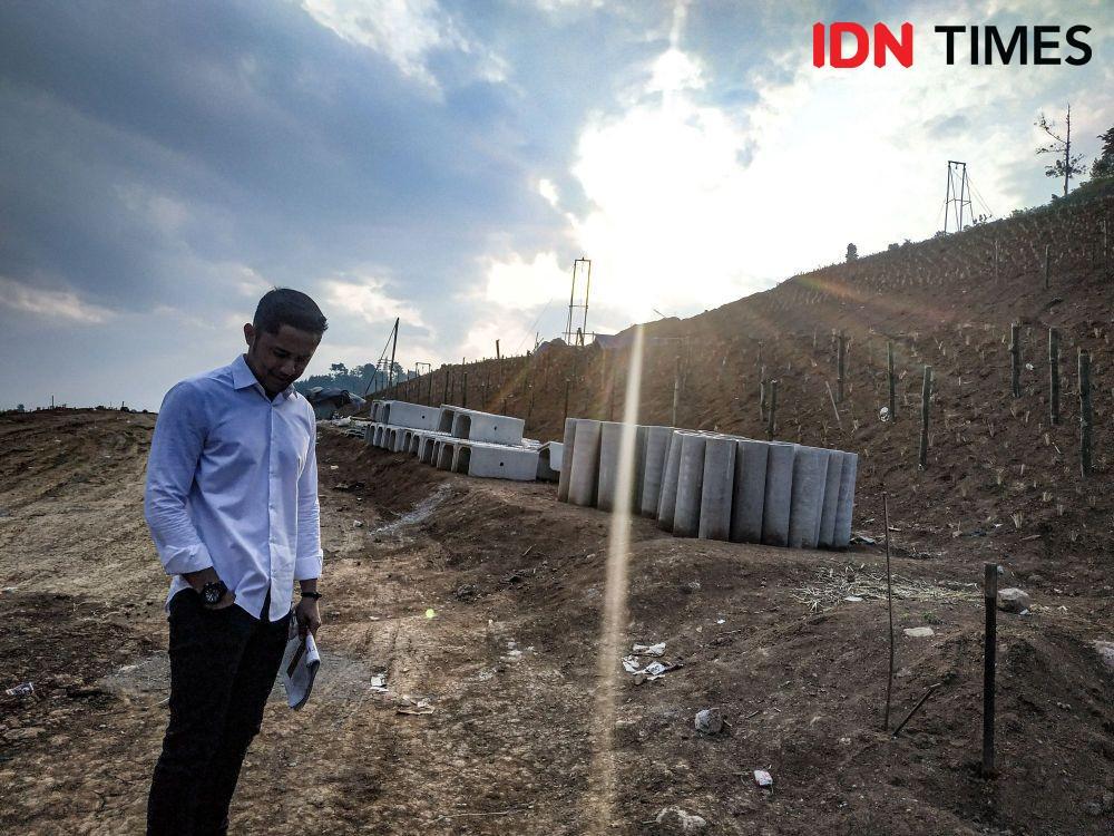 Tinjau Pembangunan Perumahan di Kemiringan KBU, Hengky: Serem Juga