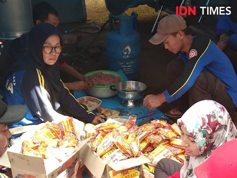 Petugas Tagana Kota Cirebon menyiapkan makanan di dapur umum Kelurahan Kalijaga Kota Cirebon. (IDN Times/Wildan Ibnu)