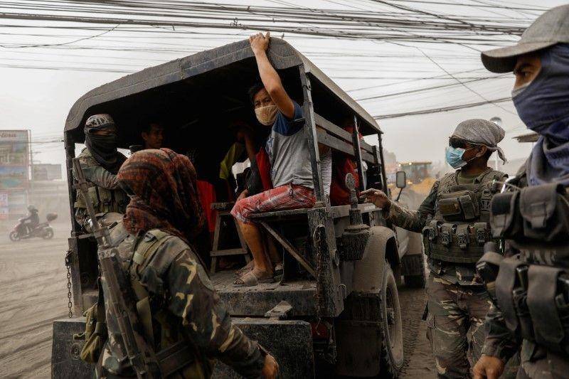 (Warga di dekat Gunung Taal mengungsi) ANTARA FOTO/REUTERS/Eloisa Lopez/