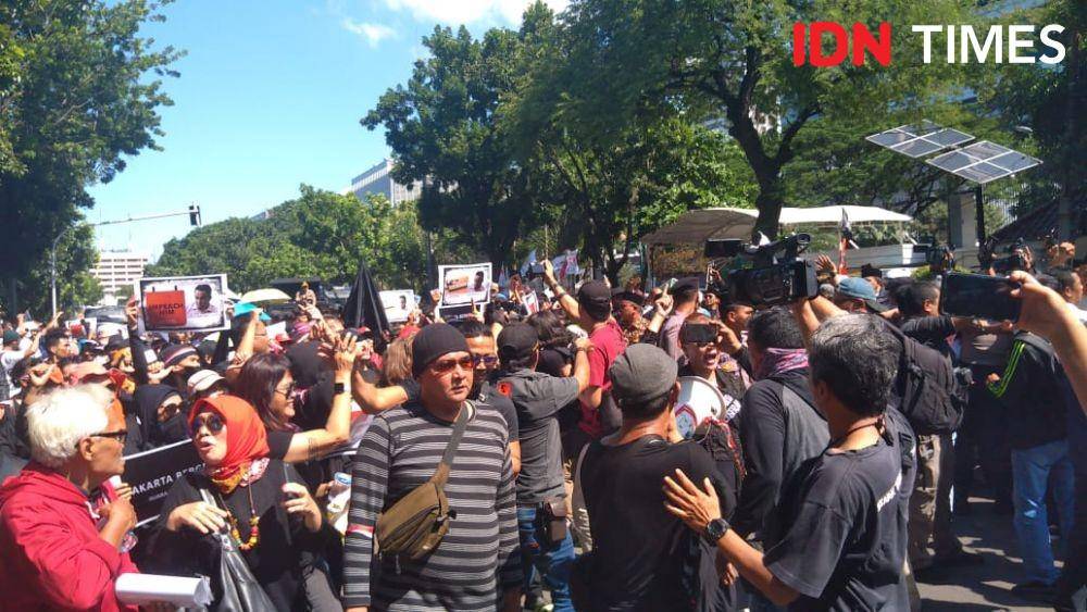Demonstran tuntut Anies Baswedan turun dari jabatannya. (IDN Times/Lia Hutasoit)