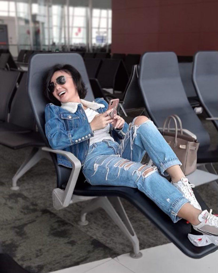 10 Gaya Memesona Yuni Shara dengan Jeans, bak Remaja