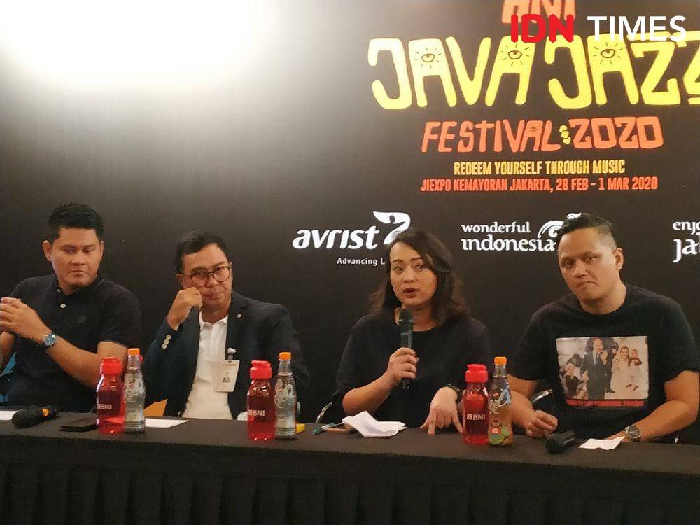 (pegang mic) President Director Java Festival Production, Dewi Gontha dalam press conference BNI JJF 2020 di Jakarta. 15 Januari 2020. IDN Times/Nadia Umara