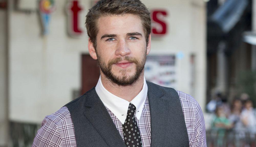 10 Inspirasi Gaya Kece Nan Simpel ala Liam Hemsworth