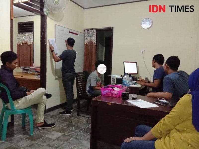 Tersangka diperiksa petugas (IDN Times/Ervan Masbanjar)