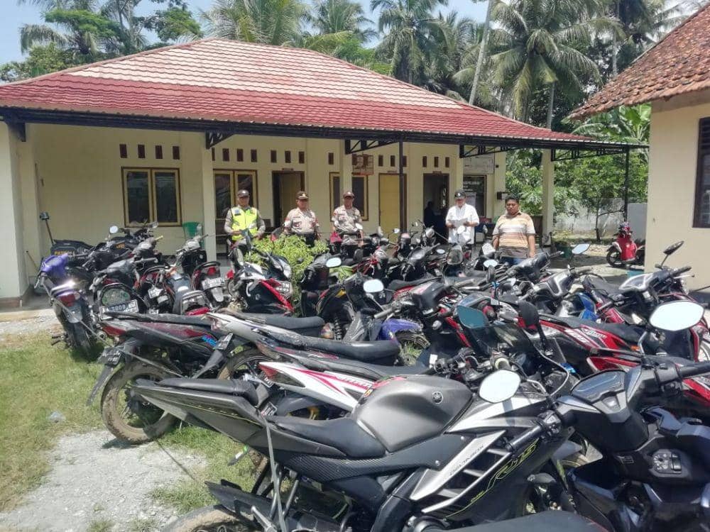 Anggota Polsek Petanahan menunjukkan 36 sepeda motor yang disita saat penggerebekan arena balap liar di Jalan Raya Guyangan - Petanahan Desa Padaurip, Kecamatan Petanahan, Kebumen, Senin (13/1) malam. Humas Polres Kebumen