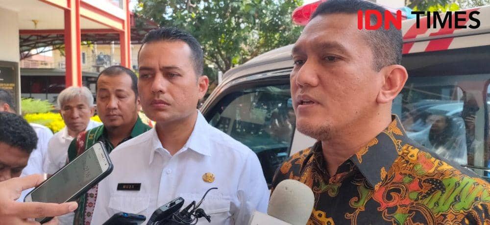 Direktur Operasional & Bisnis Ritel PT Askrindo, Anton Fadjar Alogo Siregar bersama Wakil Gubernur Sumut (IDN Times/Doni Hermawan)