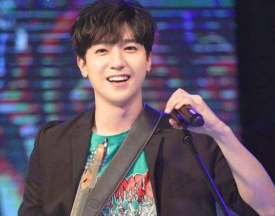 Genap 27 Tahun, Ini 10 Potret Keren Sungjin DAY6 di Atas Panggung