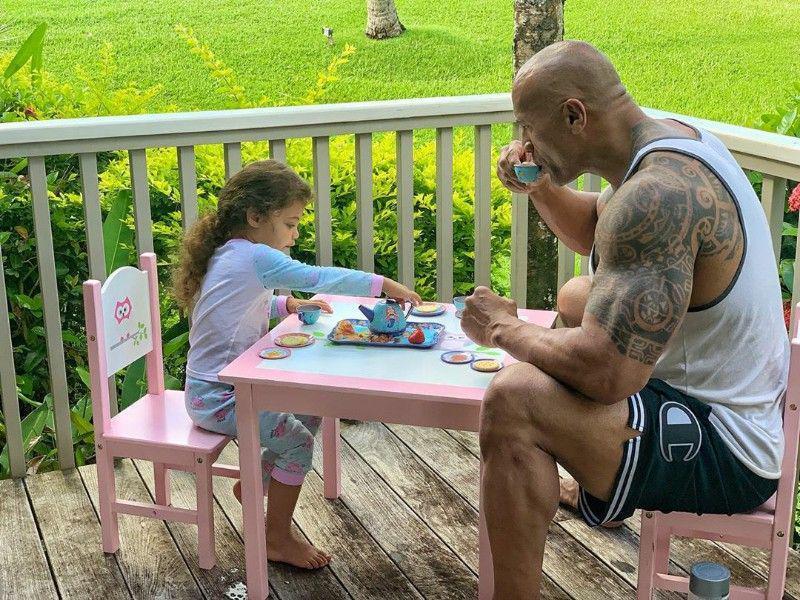 Pria Kekar tapi Penyayang, 10 Foto 'The Rock' Saat Momong Anak