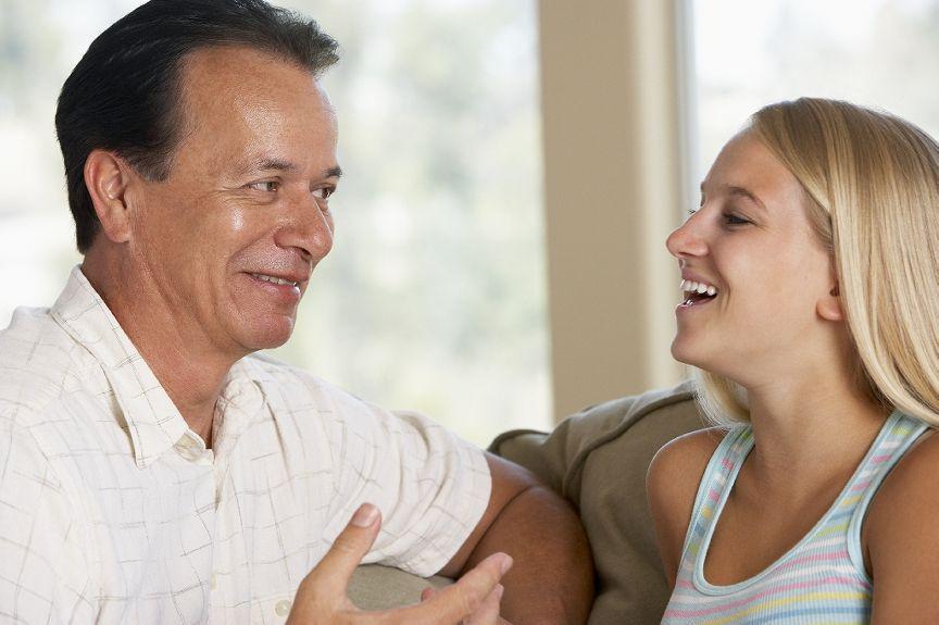5 Kekhawatiran Ayah Saat Mengatahui Anak Gadisnya Mulai Mengenal Cinta