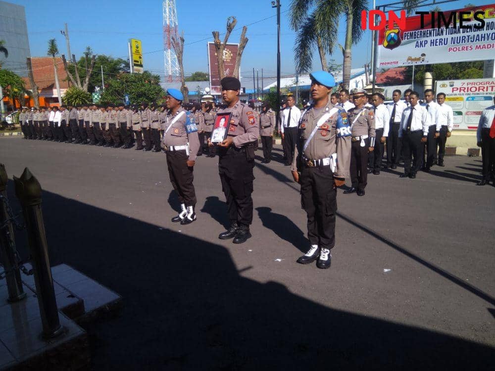 Upacara pemberhentian tidak dengan hormat salah satu perwira di Polres Madiun Kota, Jumat (16/1). IDN Times/Nofika Dian Nugroho