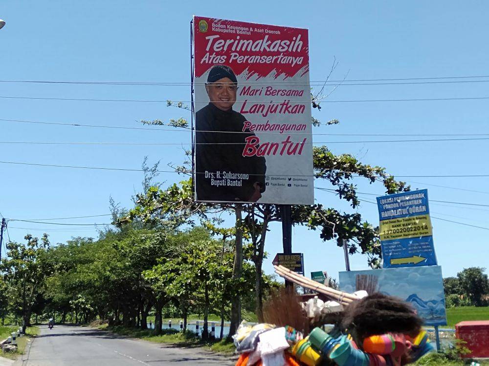 Baliho bupati Bantul. IDN Times/Daruwaskita