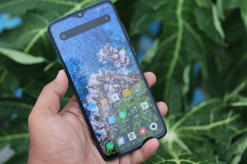 5 Smartphone Mid-Range yang Tahan Percikan Air, Awet!