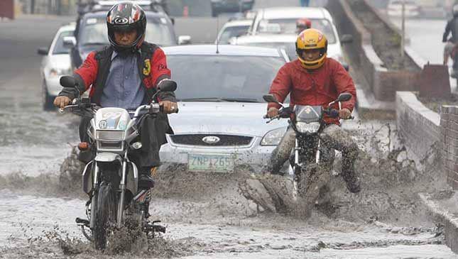 Hati-hati! Ini 5 Risiko Fatal Menerobos Banjir Saat Naik Motor