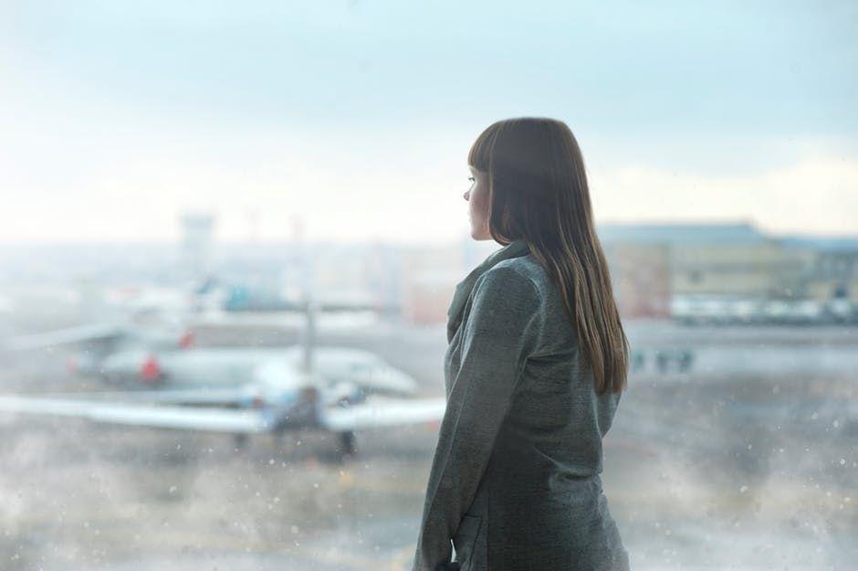 5 Tips Hadapi Delay Pesawat Saat Hendak Traveling, Dijamin Gak Bosan!
