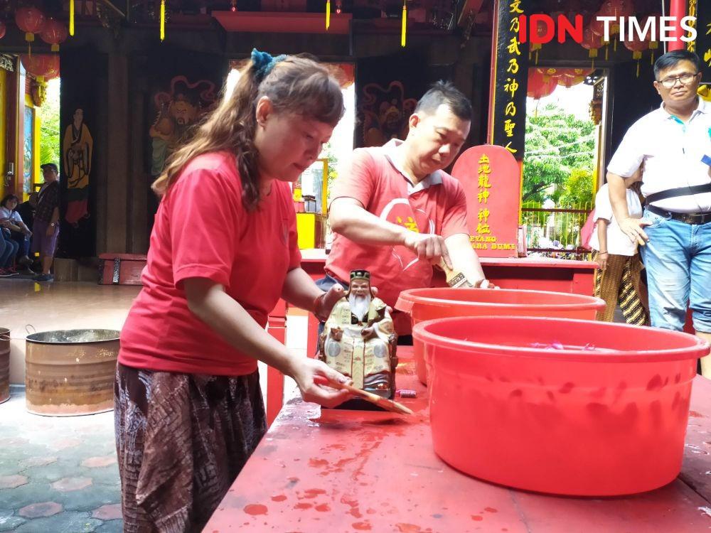 Jelang Imlek, Pengurus Klenteng Fuk Ling Miau Bersihkan Patung Dewa