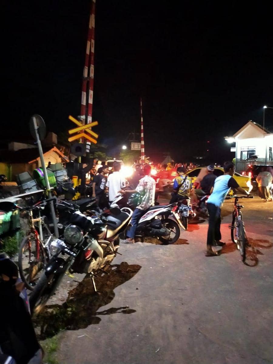 Suasana pasca kecelakaan antara sepeda motor dengan kereta api terjadi di Magetan. Dok.IDN Times/istimewa