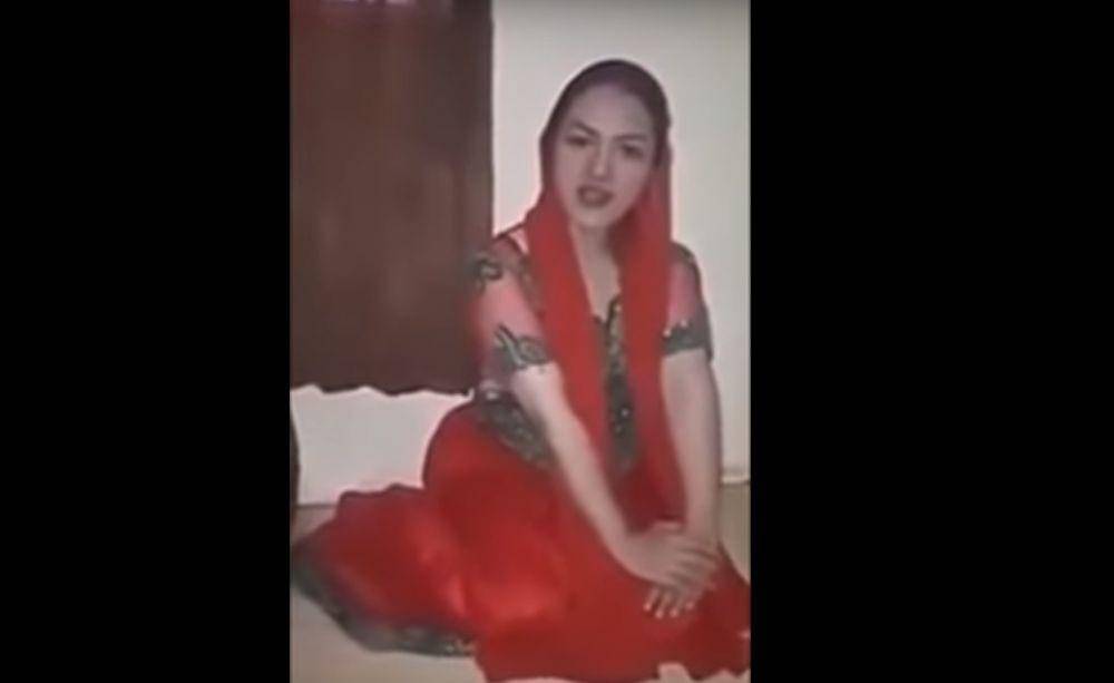 Aisyah yang mengaku Ratu Kerajaan Ubur-ubur (Tangkapan layar Youtube/Lela Julaeha)