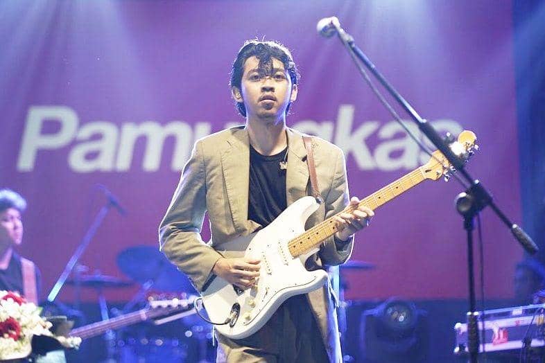9 Gaya Kece Pamungkas Saat Naik Panggung, Bikin Jatuh Hati Seketika