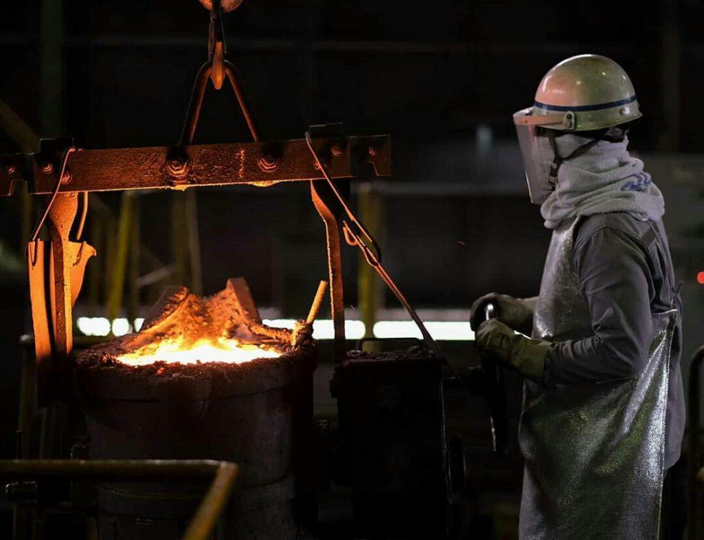 Pekerja Inalum sedang proses pembuatan bahan baku aluminium. (Dok. Inalum)