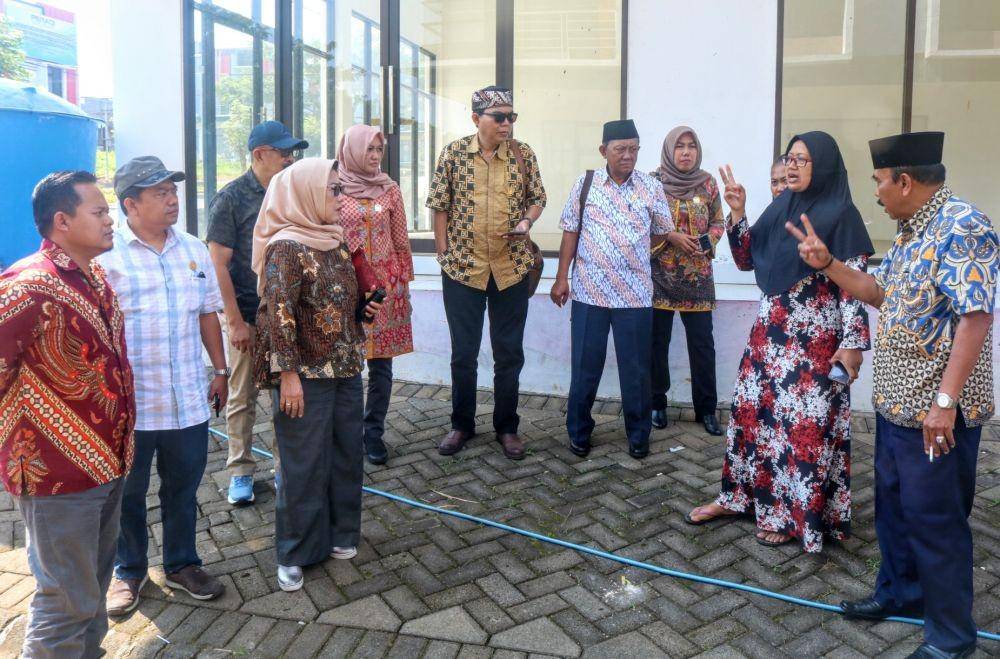Komisi B DPRD Kota Malang berdialog dengan warga (kerudung hitam) di Perum BTU. IDN Times/ Alfi Ramadana