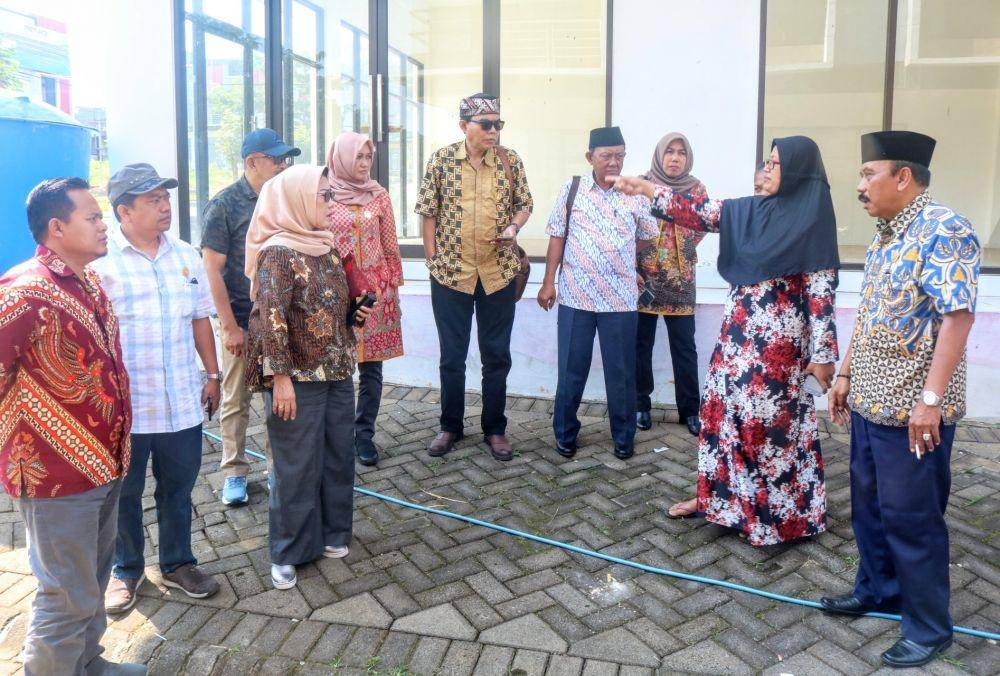 Komisi B DPRD Kota Malang saat berdialog dengan warga di Perum Bulan Terang Utama, Selasa (21/1/2020). IDN Times/ Alfi Ramadana