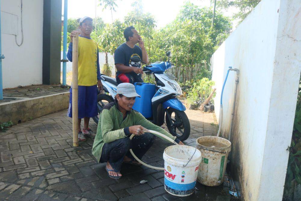 Warga perumahan Bulan Terang Utama mengambil air dari sumur pompa milik pengembang perumahan. IDN Times/ Alfi Ramadana
