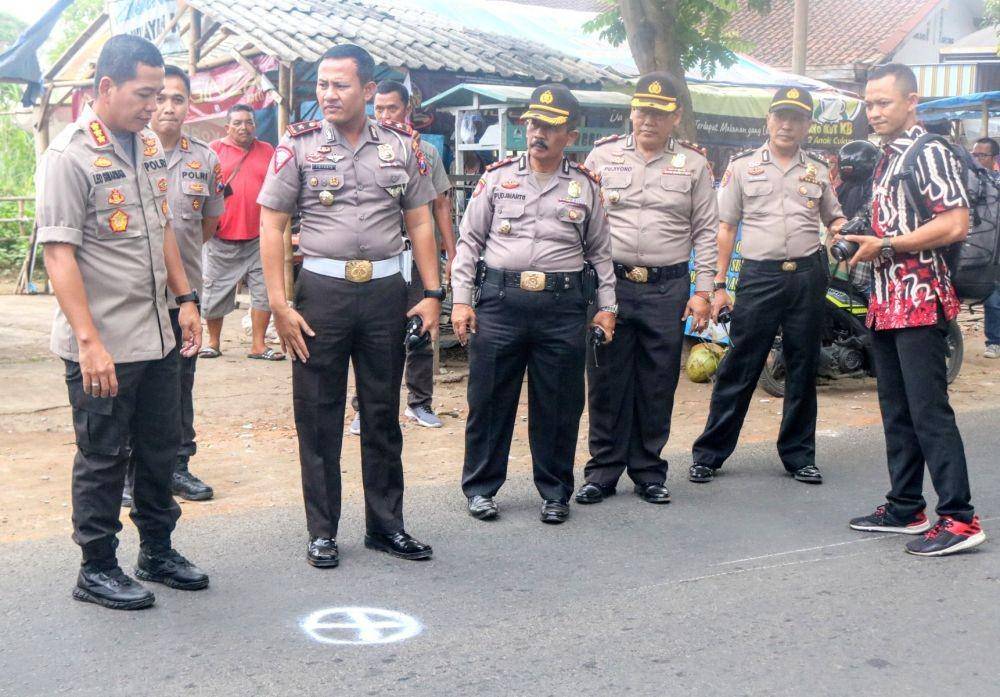 Kapolresta Malang Kota, Kombes Pol Leonardus Simarmata saat melihat ke lokasi kejadian mobil patroli polisi yang menabrak warga. IDN Times/ Alfi Ramadana