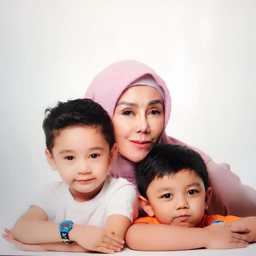 Awet Muda, 10 Potret Bukti Kompaknya Amy Qanita bersama Cucu-cucunya