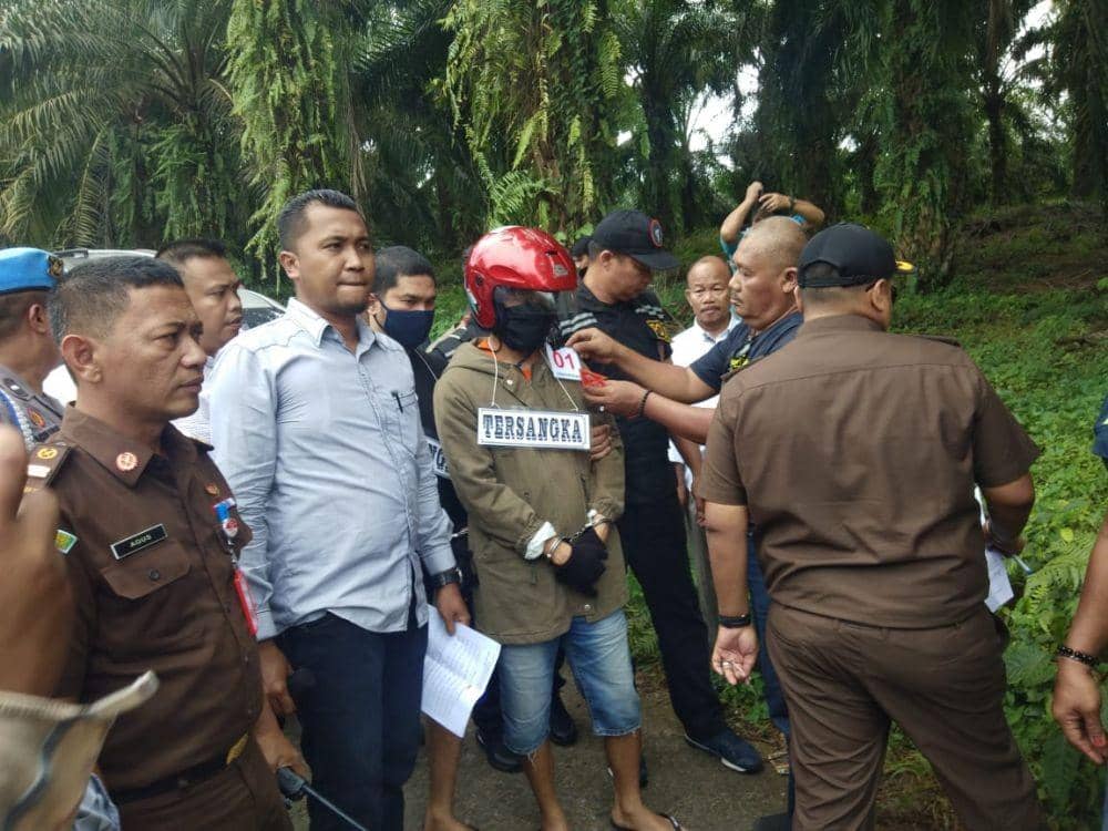 Keterangan foto: Kedua tersangka memperagakan setiap adegan saat gelar rekonstruksi di lakukan, Selasa (21/1), IDN Times/Istimewa