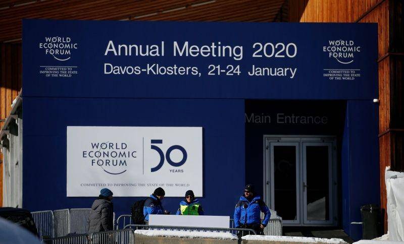 Polisi berjaga di depan Pusat Kongress menjelang pertemuan yang diselenggarakan setiap tahun World Economic Forum (WEF) di Davos, Swiss, pada 20 Januari 2020. ANTARA FOTO/REUTERS/Denis Balibouse