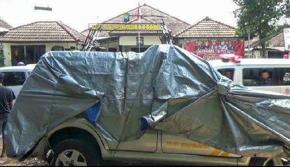 Mobil patroli yang menabrak kendaraan mengalami rusak pada bagian depan. IDN Times/ Alfi Ramadana