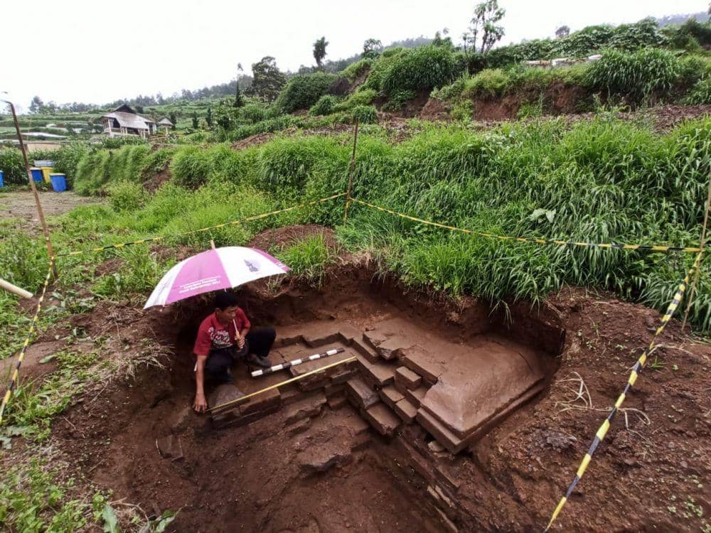 Tim BPCB Jawa Tengah meninjau temuan bangunan candi di Dieng Kulon, Banjarnegara. Dok. Aryadi Darwanto