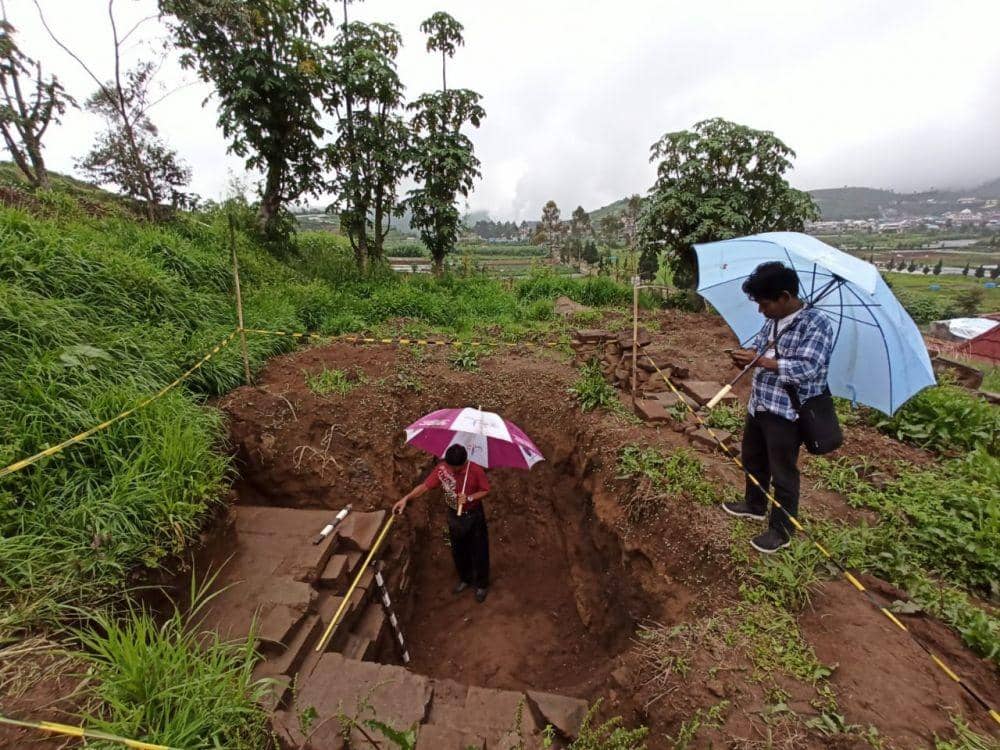 Tim BPCB Jawa Tengah meninjau temuan bangunan candi di Dieng Kulon, Banjarnegara. Dok. Aryadi Darwanto