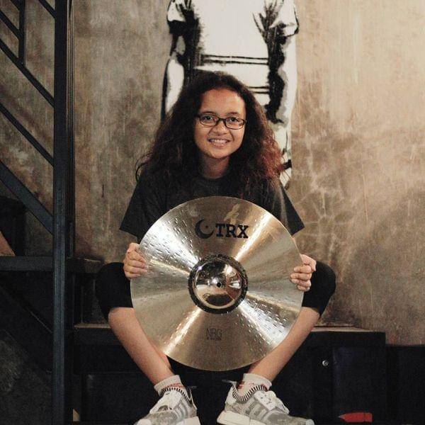 Najwa di-endorse TRX Cymbals - Instagram.com/najwarashika