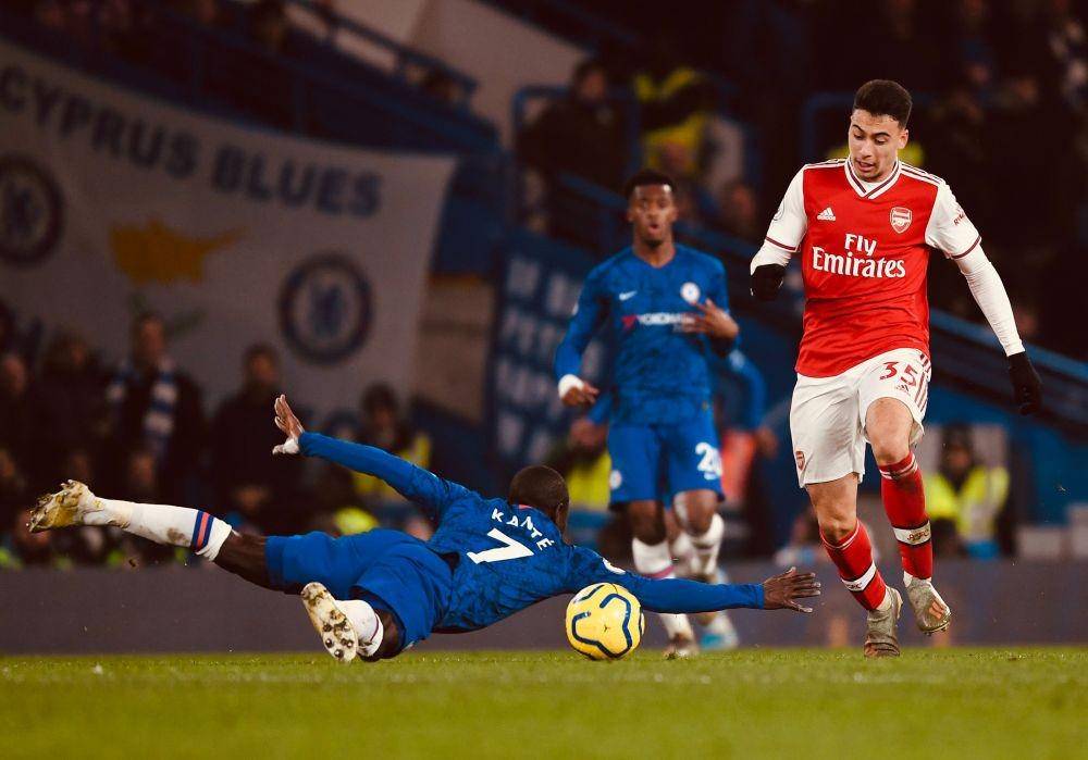 Gabriel Martinelli berlari melewati gelandang Chelsea, N’Golo Kante, yang terpeleset. Twitter/@Arsenal